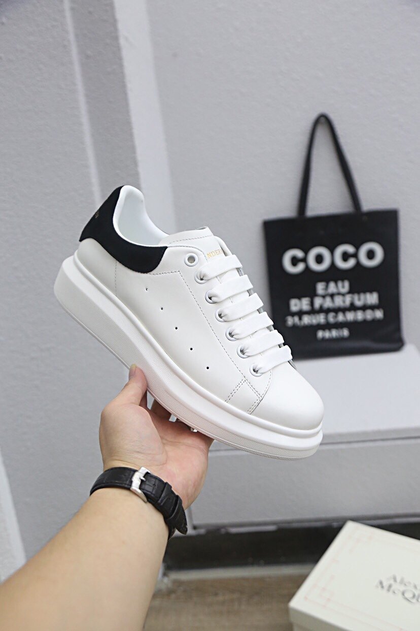 ALEXANDER MCQUEEN BASICHE BIANCHE E NERE CON SCRITTA ORO